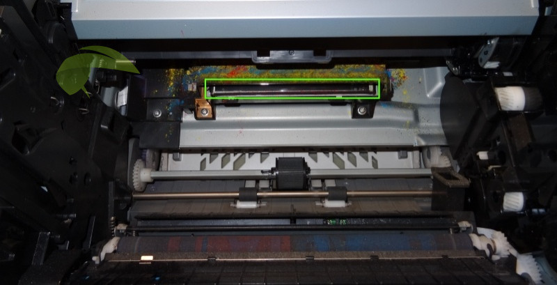 Zašpinené krycie sklíčko lasera v tlačiarni Konica Minolta 1600W