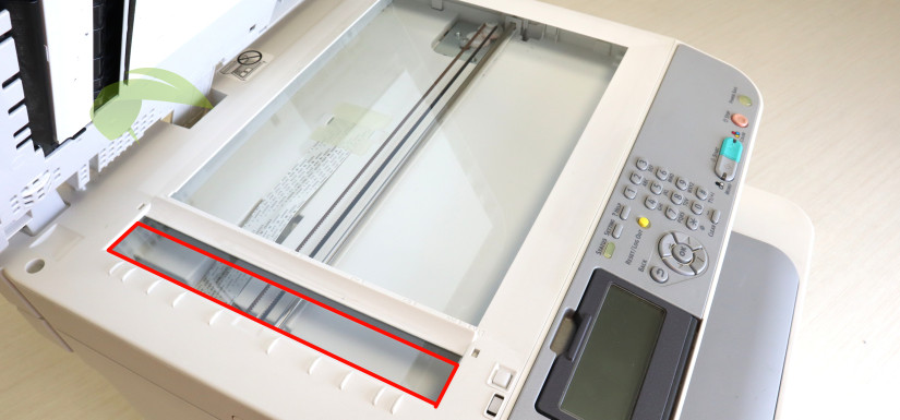 Časť skenera, cez ktoru prechádzajú originálne kopírované dokumenty z automatického podávača dokumentov (ADF).
