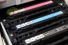 Tonery do farebných laserových tlačiarní HP a Canon? Čínske radšej nie.